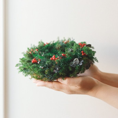 クリスマスを彩るナチュラルテイストのプリザーブドフラワーリース
