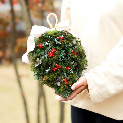 クラシカルなデザインで飾る場所を選ばないクリスマススワッグ