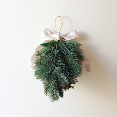 クラシカルなデザインで飾る場所を選ばないクリスマススワッグ