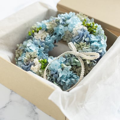プリザーブドフラワー紫陽花リース(青 ブルー)おしゃれなお花を玄関やお部屋の壁飾りとして楽しめます