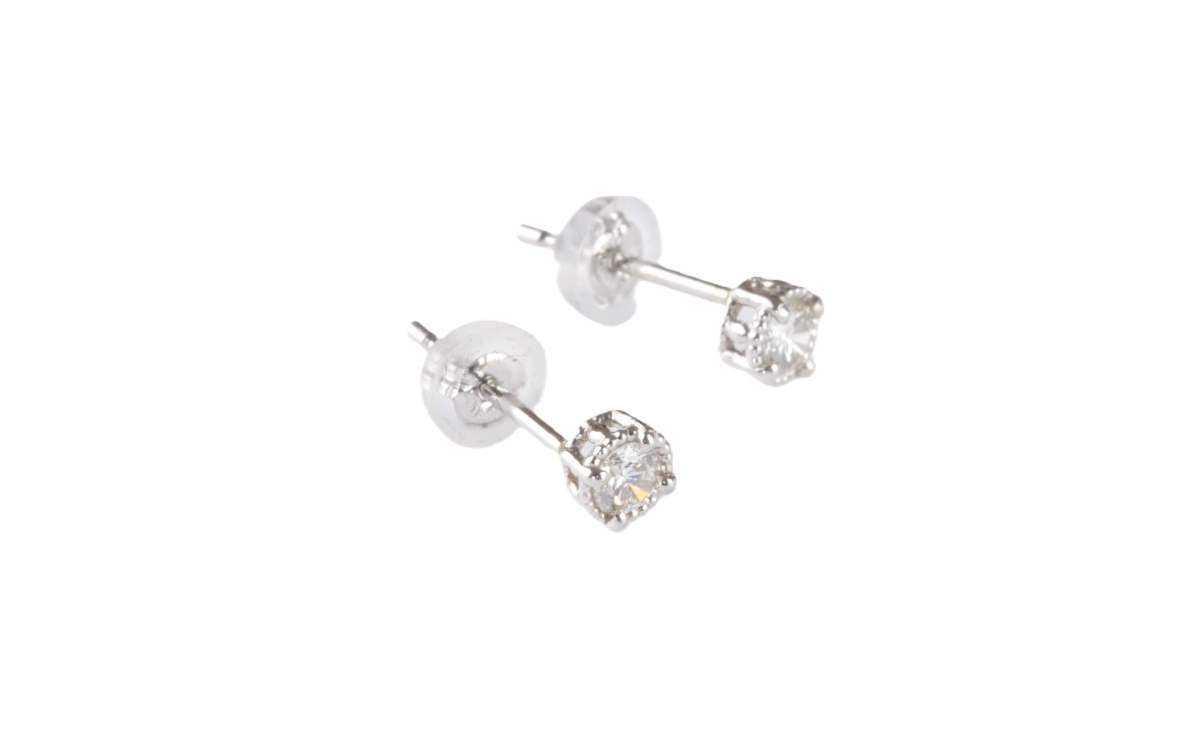 シンプルピアス　プラチナ（ダイヤ）