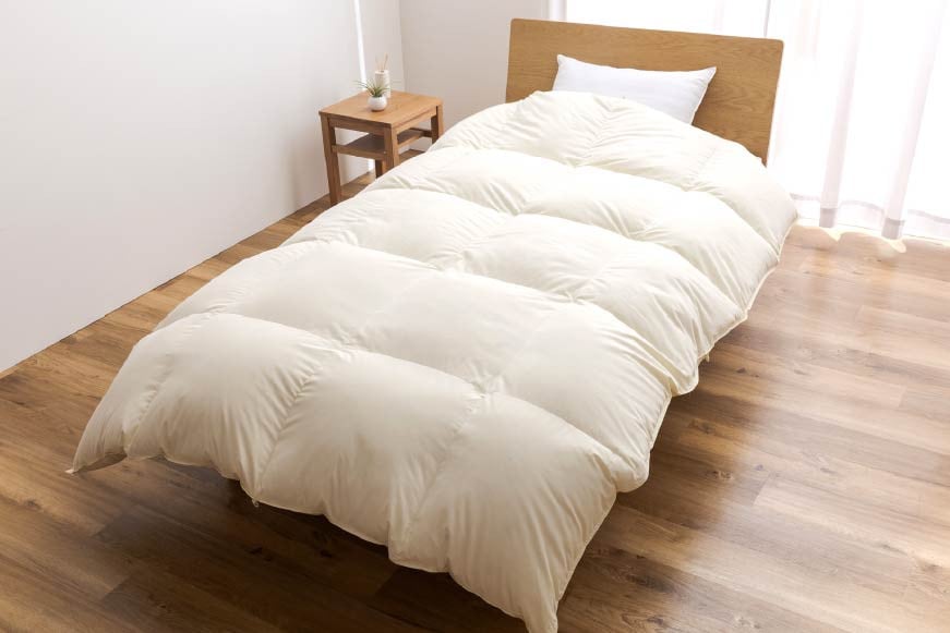 【冬用】 羽毛布団 本掛け セミダブル マザーグースダウン 95％ ポーランド産 1.3kg 100×140番手 サテン グランミュゼ ( 無地 アイボリー ) [川村羽毛 山梨県 韮崎市 20743651] 布団 日本製 羽毛 ダウン