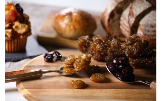 山梨県産 ドライフルーツ ぶどう房付 巨峰 50g×1とシャインマスカット 50g×2 計3個 [斎庵 山梨県 韮崎市 20742756] 干しぶどう 干しブドウ ほしぶどう レーズン ぶどう ブドウ 葡萄 詰め合わせ セット マスカット フルーツ 果物 果実 自宅用 パーティ 山梨 国産 ドライ