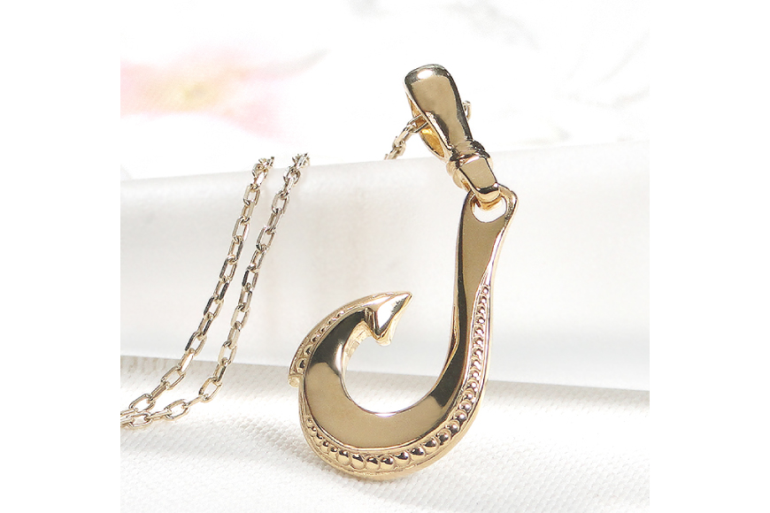 ハワイアン ネックレス K18YG イエローゴールド ダイヤモンド 0.06ct フィッシュフック ペンダント 釣り針 リバーシブル 【f067-k18yg】 [オーダーメイドジュエリーメイ 山梨県 韮崎市 20745086]