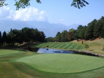甲斐ヒルズカントリー倶楽部　平日4名セルフプレー招待券