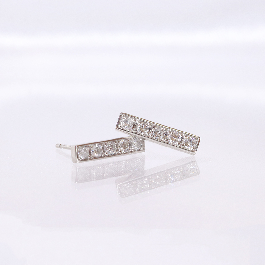 プラチナ　0.30ctラインダイヤモンドピアス