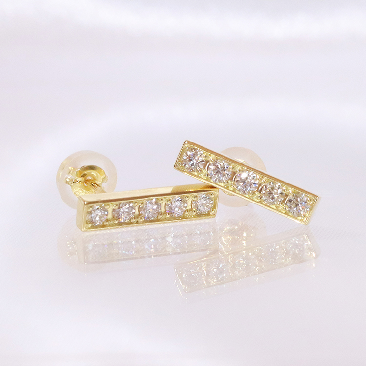 K18　0.30ctラインダイヤモンドピアス