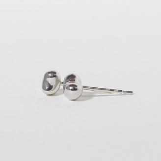 プラチナ　変形ハート　ピアス