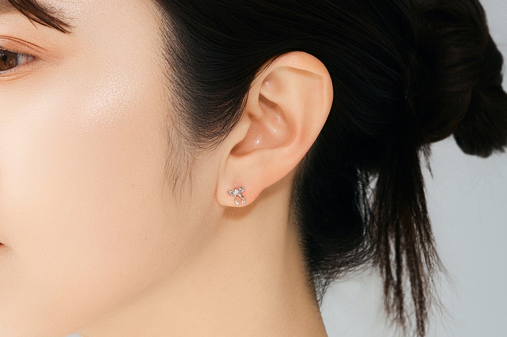 プラチナ　リボンモチーフダイヤピアス　mk-436　CR-11