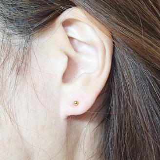 K18　3ｍｍ　丸玉ピアス