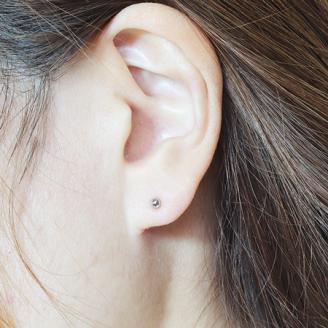 プラチナ　3ｍｍ　ミラーボールピアス