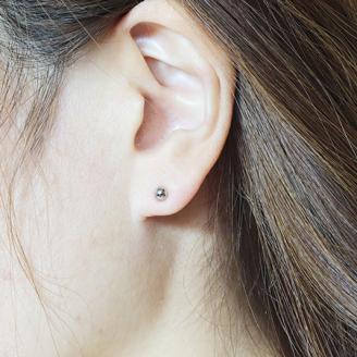 プラチナ　4ｍｍ　ミラーボールピアス