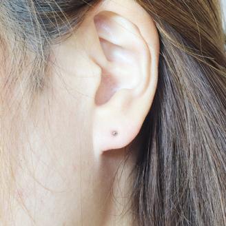 プラチナ　２ｍｍ　丸玉ピアス