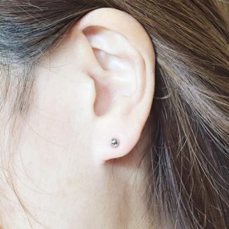プラチナ　４ｍｍ　丸玉ピアス