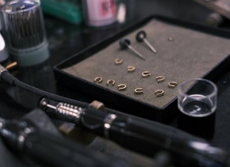 K18　フルートブローチ AB0028