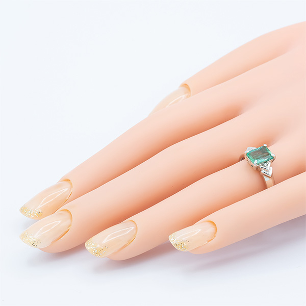 エメラルドリング　1.2ct　Pt100　（14430）