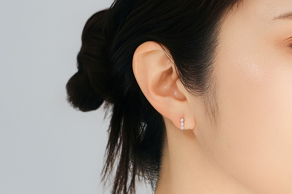 プラチナ　スリーダイヤピアス　mk-439　CR-2