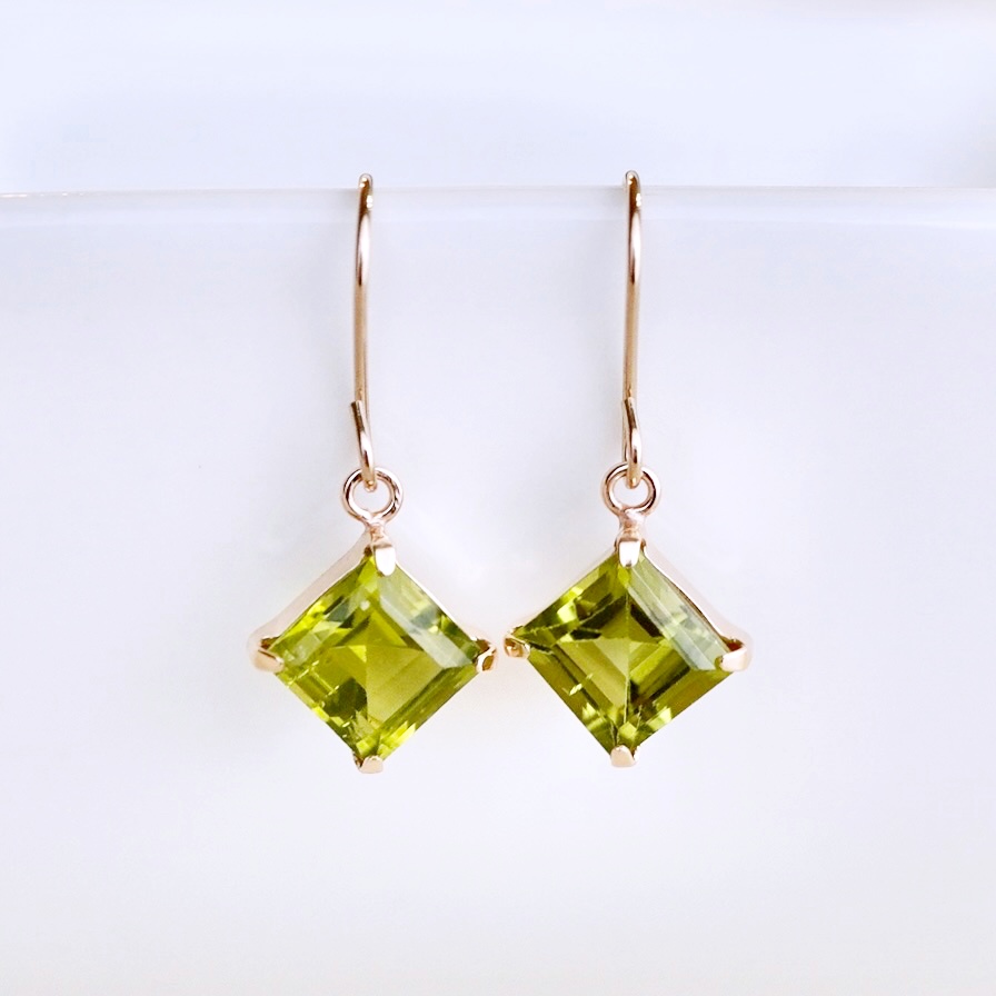 【ジュエリー】K10 イエローゴールド ペリドット 揺れる ピアス 保証書付 SE-2851 242-005-a