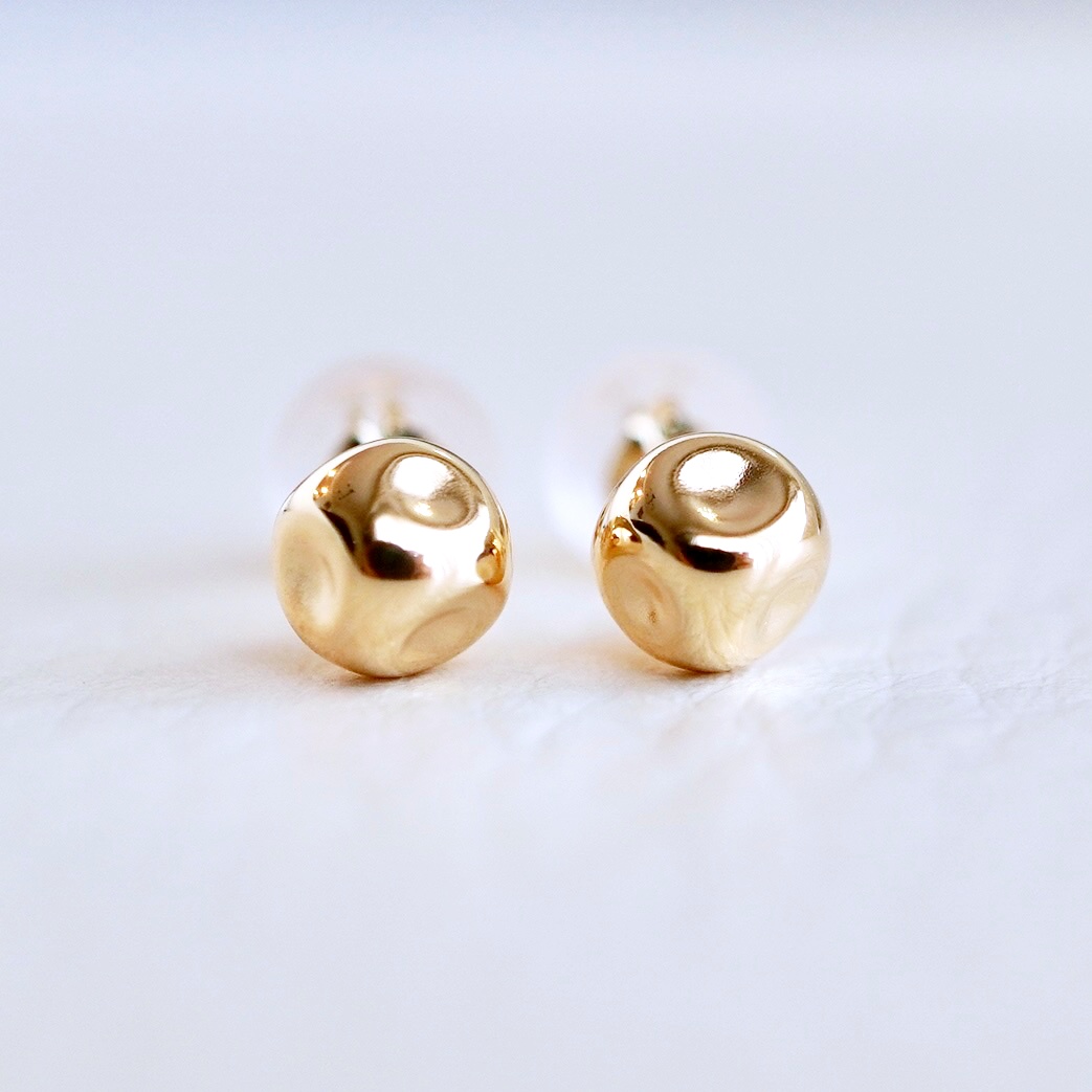 K18(18金) イエローゴールド 地金 サイコロ ピアス シンプル 縁起物 保証書付 KO-0065 242-022-a