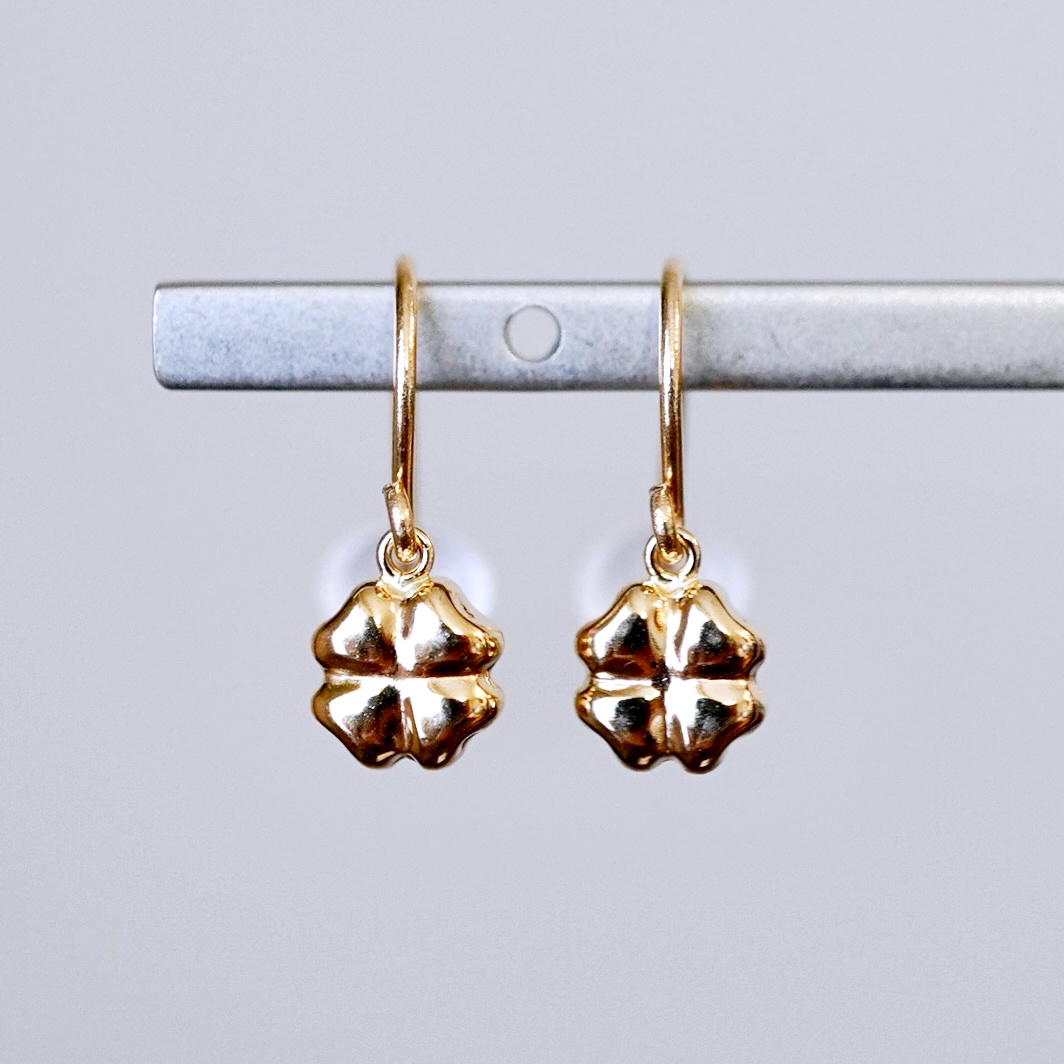 K18(18金) イエローゴールド 地金 クローバー ピアス フックタイプ シンプル 幸運 希望 幸福 愛情 健康 保証書付 KO-0069 242-027-a