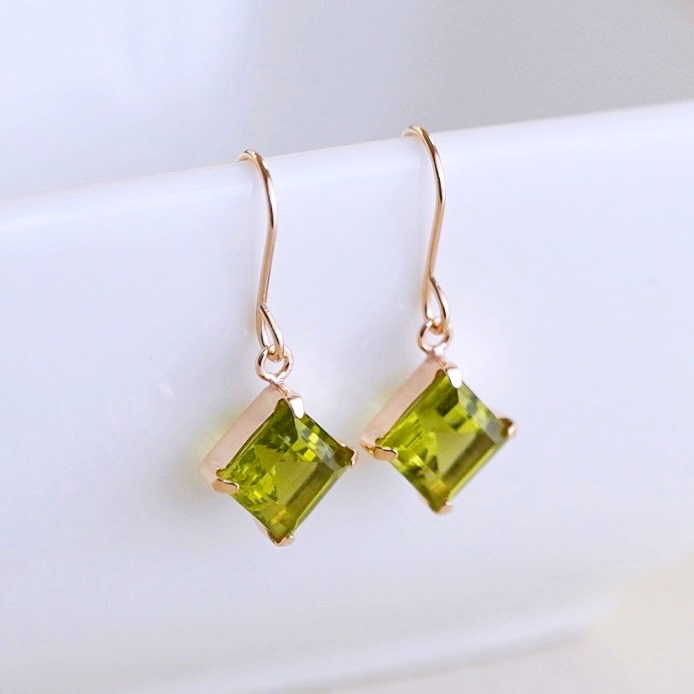 【ジュエリー】K10 イエローゴールド ペリドット 揺れる ピアス 保証書付 SE-2851 242-005-a