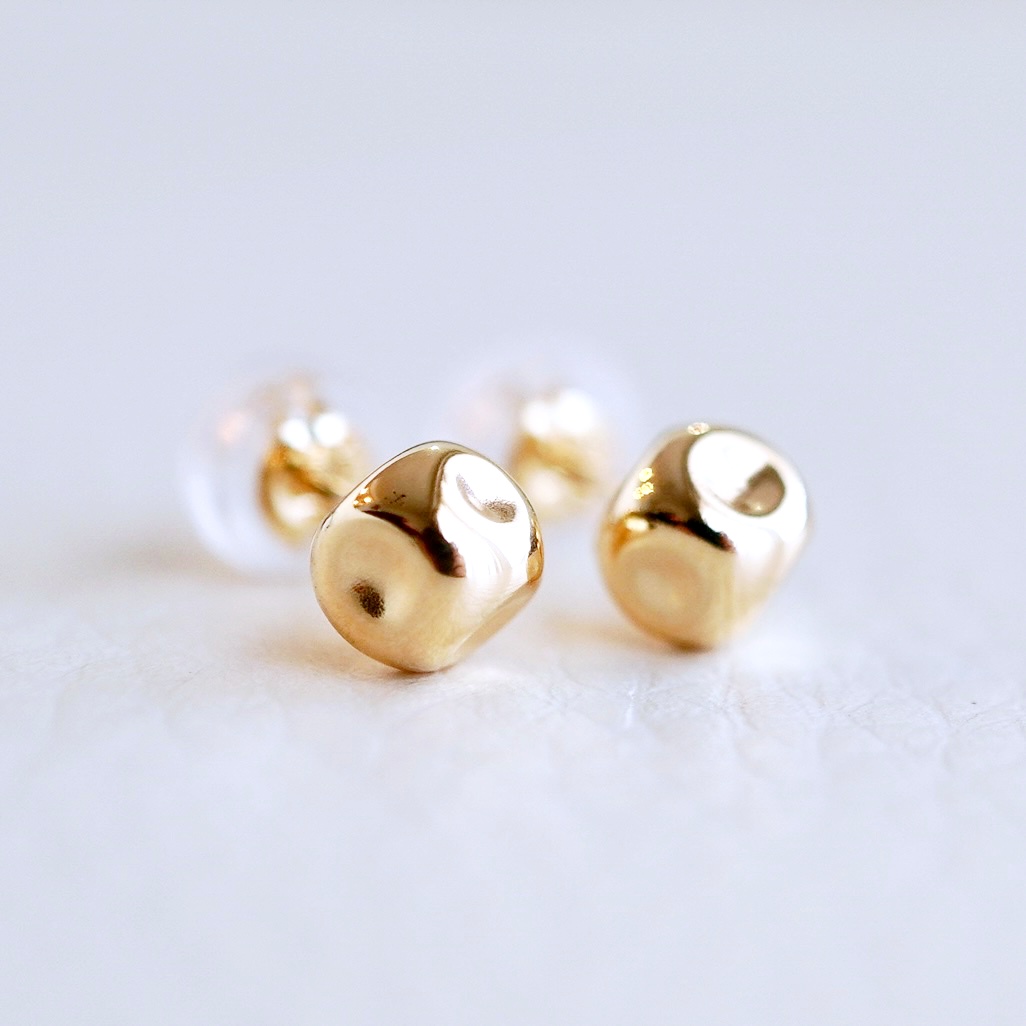 K18(18金) イエローゴールド 地金 サイコロ ピアス シンプル 縁起物 保証書付 KO-0065 242-022-a