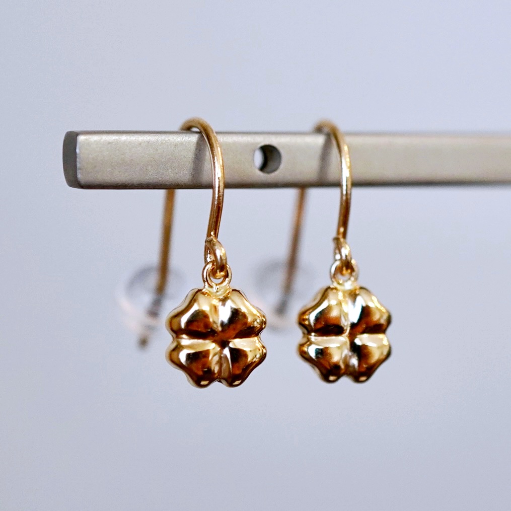 K18(18金) イエローゴールド 地金 クローバー ピアス フックタイプ シンプル 幸運 希望 幸福 愛情 健康 保証書付 KO-0069 242-027-a