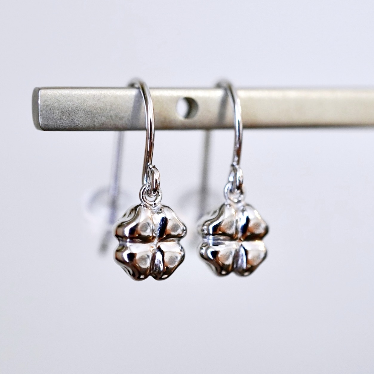 K18WG(18金) ホワイトゴールド 地金 クローバー ピアス フックタイプ シンプル 幸運 希望 幸福 愛情 健康 保証書付 KO-0069 242-027-b