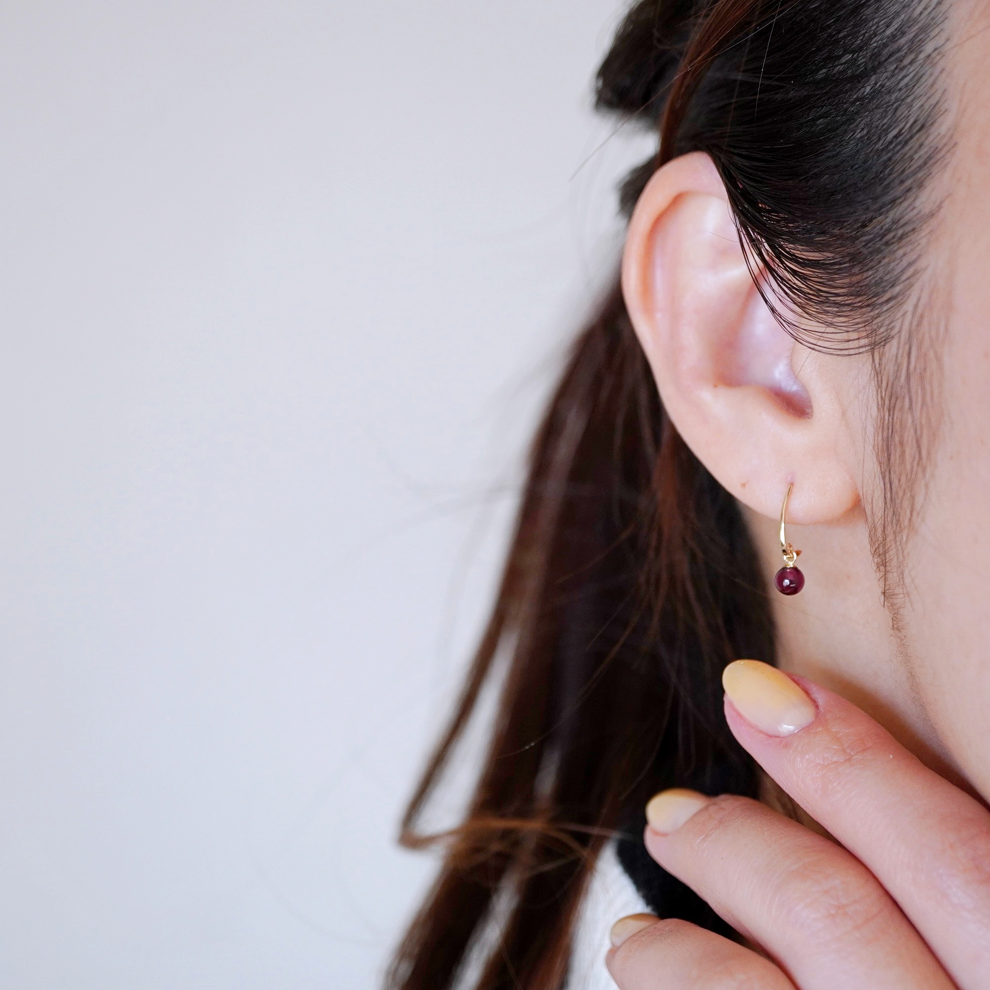 【ジュエリー】K10 イエローゴールド ガーネット 揺れる ピアス 保証書付 SR-2222 242-002-a