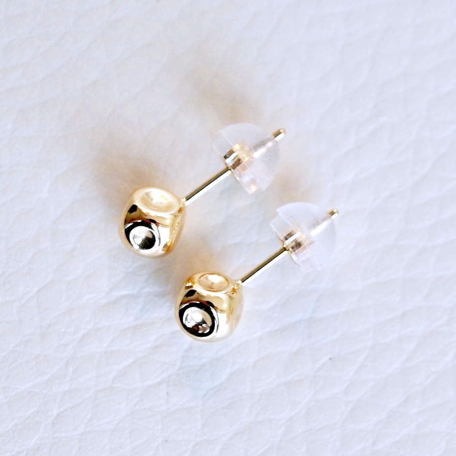 K18(18金) イエローゴールド 地金 サイコロ ピアス シンプル 縁起物 保証書付 KO-0065 242-022-a