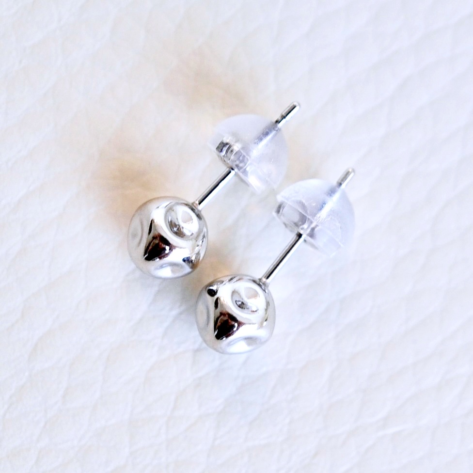 K18WG(18金) ホワイトゴールド 地金 サイコロ ピアス シンプル 縁起物 保証書付 KO-0065 242-022-b