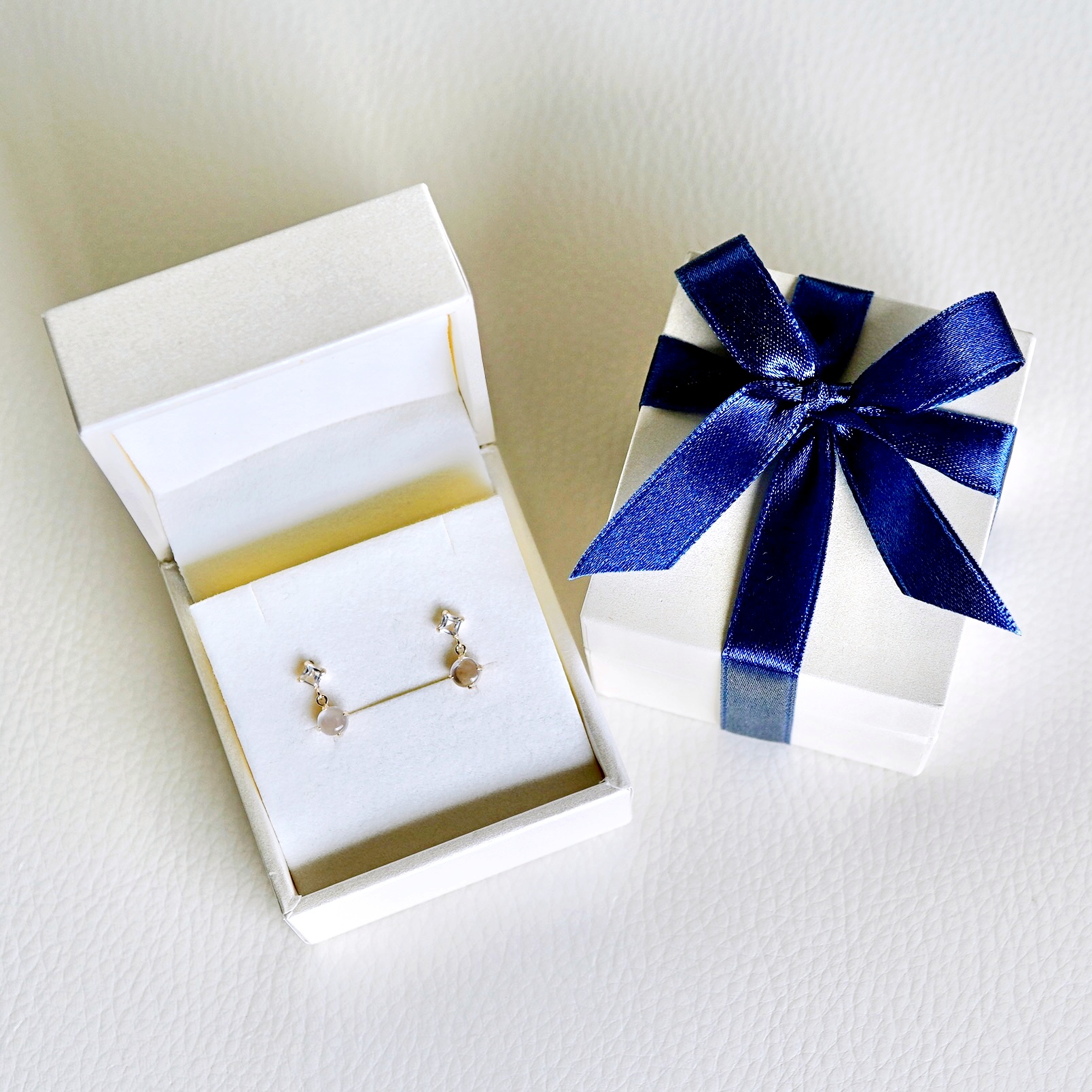 【ジュエリー】K10 イエローゴールド ホワイトムーンストーン 揺れる ピアス 保証書付 SR-2012 242-003-d