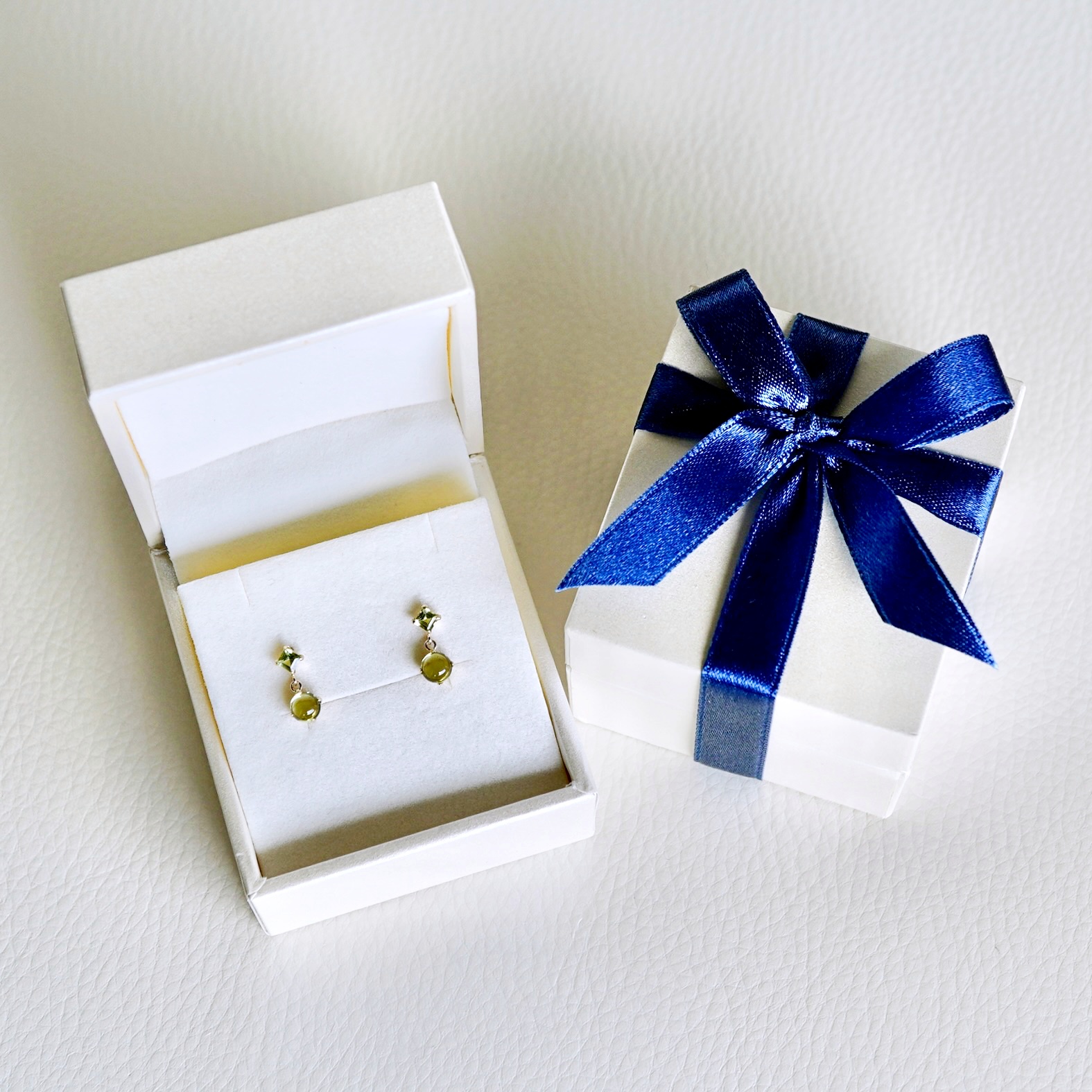 【ジュエリー】K10 イエローゴールド ペリドット 揺れる ピアス 保証書付 SR-2012 242-003-e