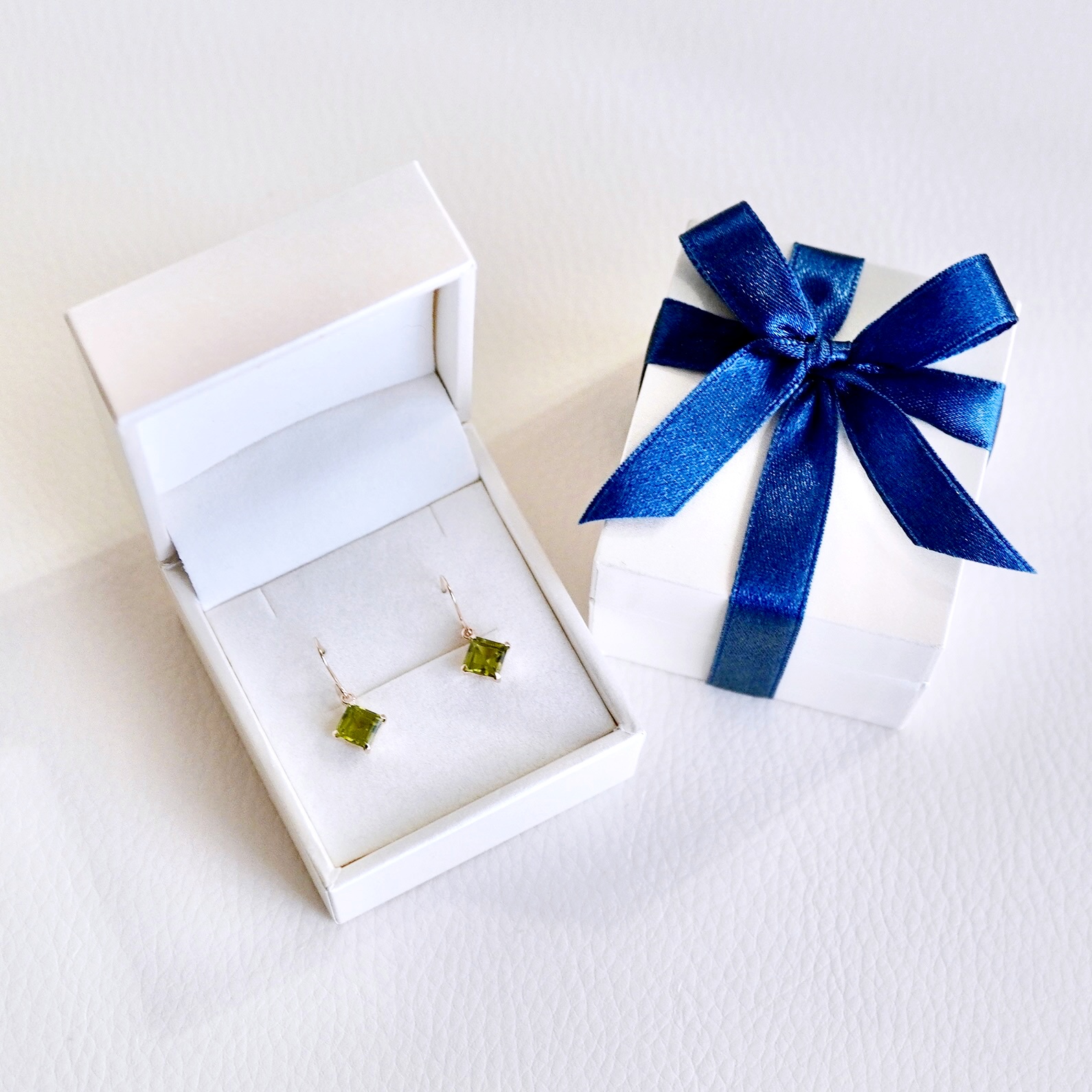 【ジュエリー】K10 イエローゴールド ペリドット 揺れる ピアス 保証書付 SE-2851 242-005-a