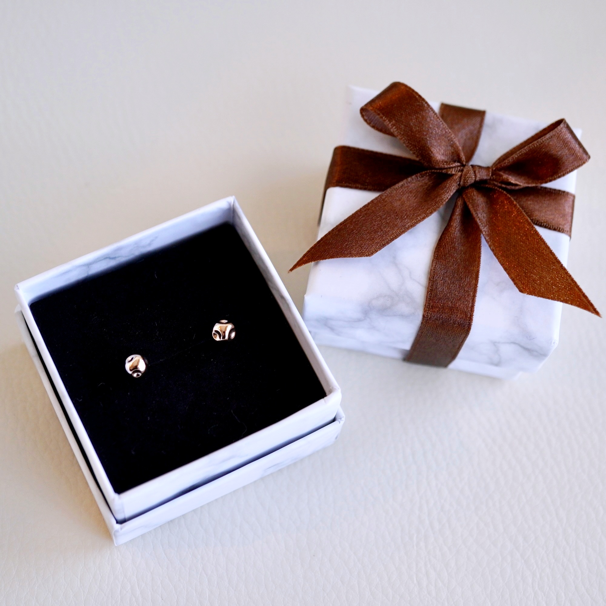 K18PG(18金) ローズゴールド 地金 サイコロ ピアス シンプル 縁起物 保証書付 KO-0065 242-022-c