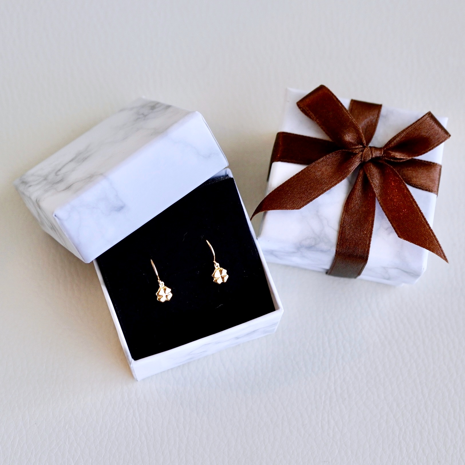 K18(18金) イエローゴールド 地金 クローバー ピアス フックタイプ シンプル 幸運 希望 幸福 愛情 健康 保証書付 KO-0069 242-027-a