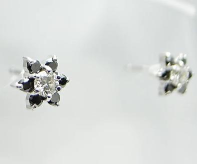 ピアス 天然 ダイヤモンド ブラックダイヤモンド 0.28ct フラワー ペア スタッド SIクラス ダブルロックキャッチ【K18WG】 P-12 （KRP）G66-1413
