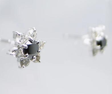 ピアス 天然 ダイヤモンド ブラックダイヤモンド 0.36ct フラワー ペア スタッド SIクラス ダブルロックキャッチ【K18WG】 P-13 （KRP）G66-1414
