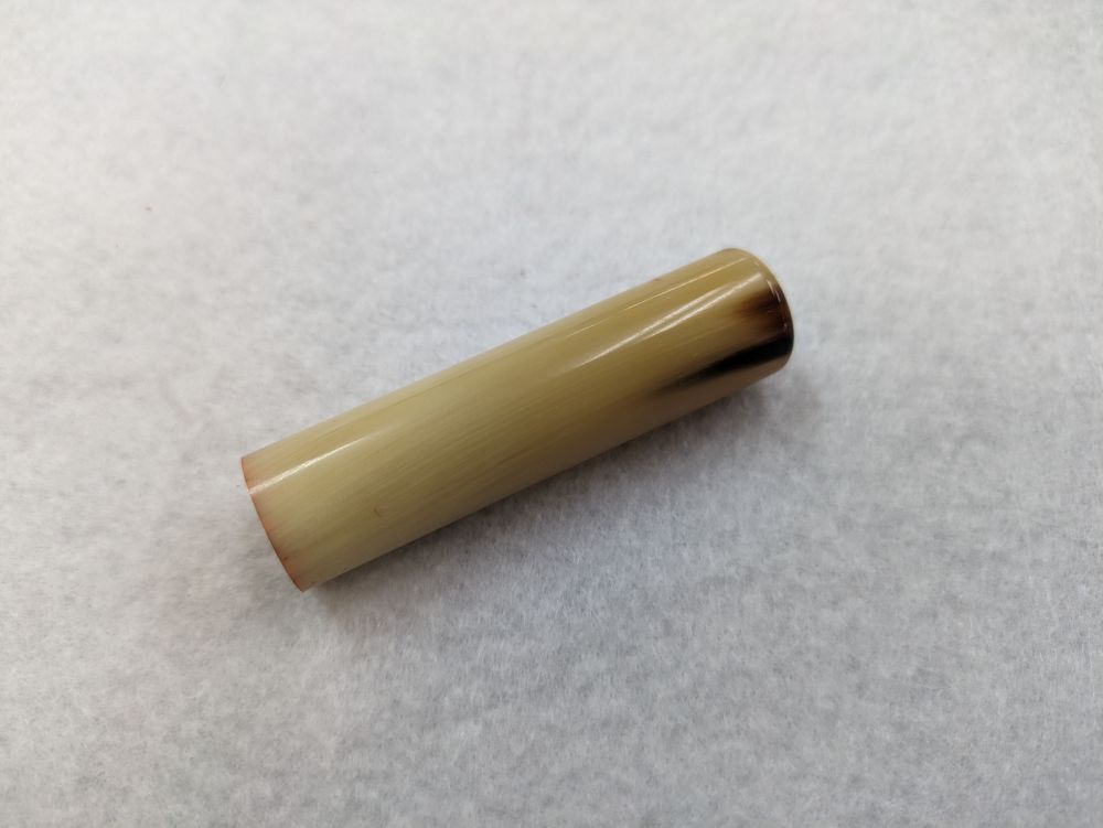 甲州印伝ケース付き　手彫り職人が彫ったオランダ水牛印鑑13.5mm[5839-2106]