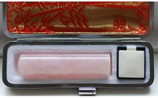 【天然石】紅水晶印鑑(ローズ・クォーツ)　18mm丸60mm丈　トカゲ革ケース [5839-1723]