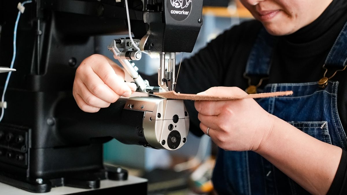 甲州和紙と峡南レザーのスマホケース iPhone 【鹿革:こげ茶色 × 和紙:さくら色】 Handmade leather works coworker [5839-8357]