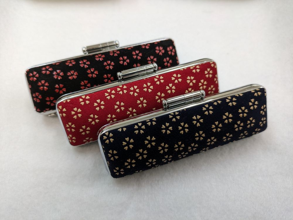 甲州印伝ケース付き　手彫り職人が彫った白メノウ印鑑13.5mm[5839-2114]