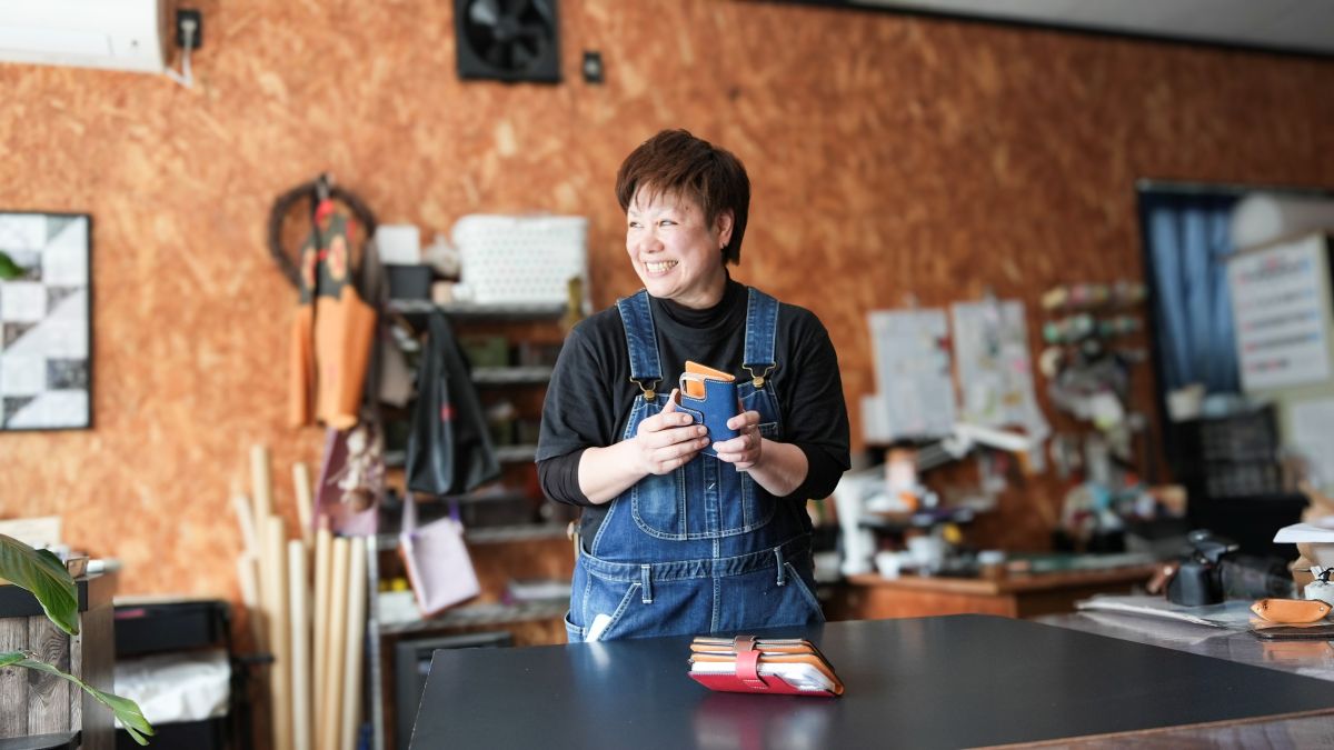 甲州和紙と峡南レザーのスマホケース iPhone 【鹿革:こげ茶色 × 和紙:さくら色】 Handmade leather works coworker [5839-8357]