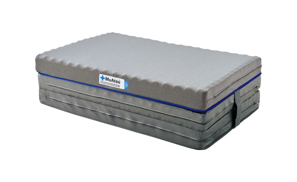 ムアツ マットレス スタンダード ハード シングル 三つ折り 折りたたみ マットレス 約 10cm 敷布団 敷き布団 寝具  シーツ 専用シーツ付 綿 ブルー 昭和西川 体圧分散 通気性 寝返りサポート 理想的な寝姿勢 快眠 不眠解消 夫婦 背骨 不眠 蒸れにくい 新生活 健康 熟睡 引越し ふとん [5839-8445]