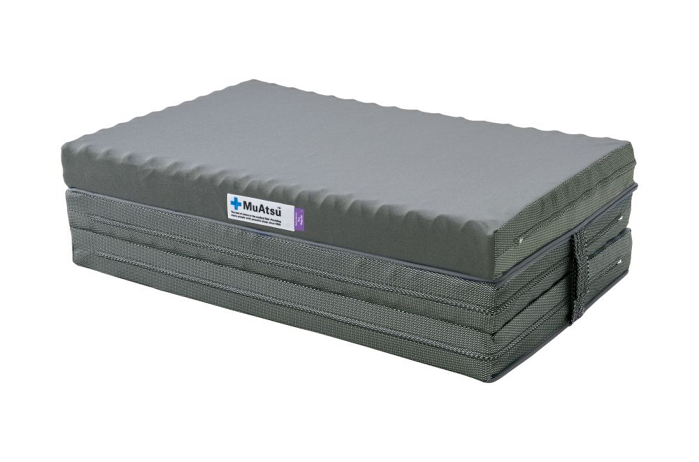 ムアツ マットレス プロ セミダブル 三つ折り 折りたたみ マットレス 約 10cm 敷布団 敷き布団 寝具 レギュラー シーツ 専用シーツ付 綿 ブルー 昭和西川 体圧分散 通気性 寝返りサポート 理想的な寝姿勢 快眠 不眠解消 夫婦 背骨 不眠 蒸れにくい 新生活 健康 熟睡 引越し ふとん [5839-8465]