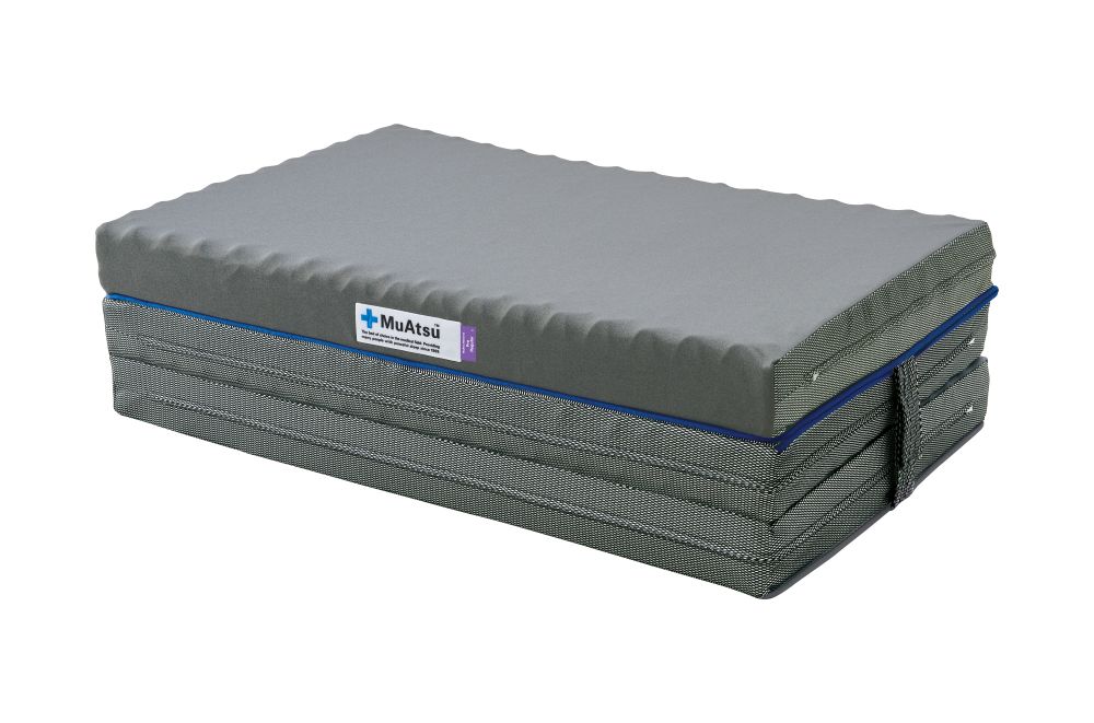 ムアツ マットレス プロ ハード セミダブル 三つ折り 折りたたみ マットレス 約 10cm 敷布団 敷き布団 寝具 ハード シーツ 専用シーツ付 綿 ホワイト 昭和西川 体圧分散 通気性 寝返りサポート 理想的な寝姿勢 快眠 不眠解消 夫婦 背骨 不眠 蒸れにくい 新生活 健康 熟睡 引越し ふとん [5839-8483]