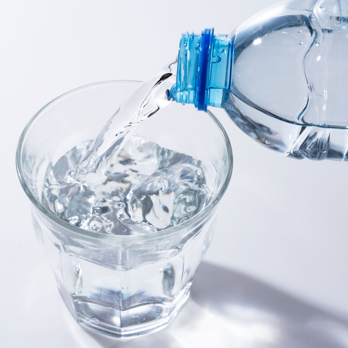 【3ヶ月定期便】水 富士山麓 四季の水 2L(6本入) 1ケース 富士山 の 天然水 を使用 ミネラルウォーター バナジウム お水 軟水 飲料 飲料水 ペットボトル 消耗品 備蓄水 防災 災害対策 非常用 人気 まろやか おいしい 送料無料 山梨県 西桂町【n0603-t01_fpr】