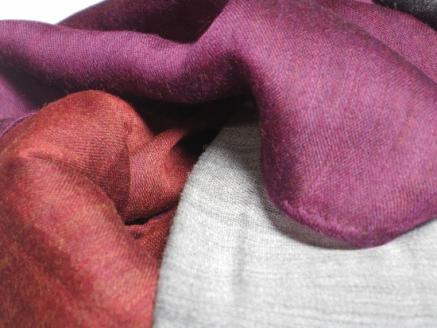 富士桜工房「やすらぎストール」シルバー×グレー×ダークレッド×パープル 男女兼用ウール＆シルクの二重ガーゼ構造 FAA4017