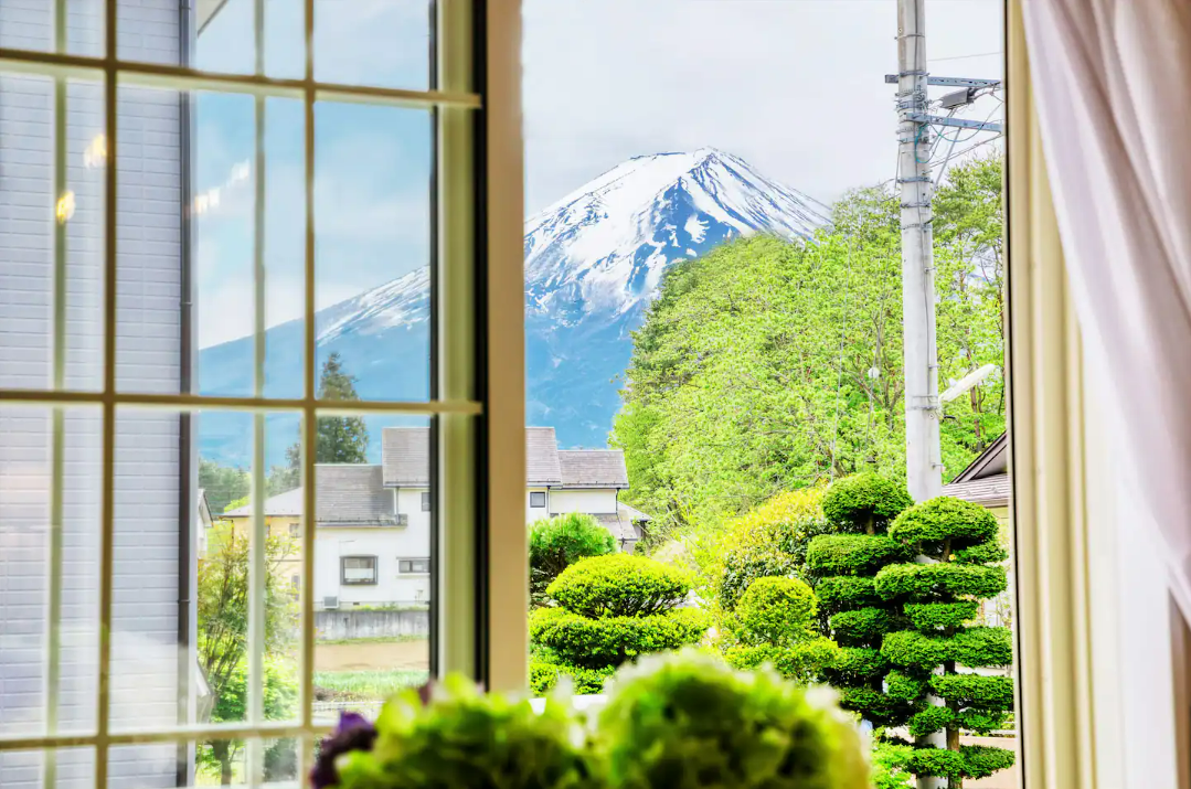 ヴィラハナサク富士河口湖町の宿泊券(1泊2日10様まで)【平日・日曜限定】 FCS004