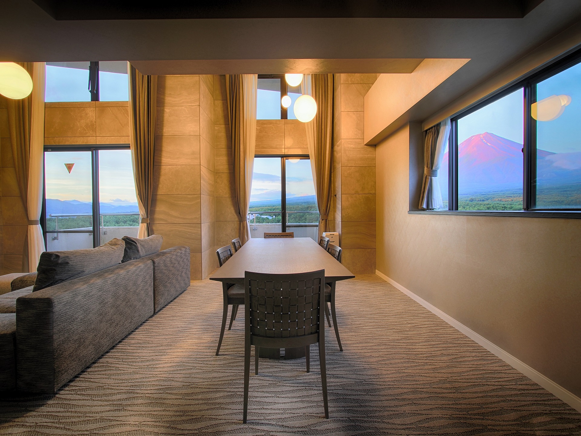 ホテルレジーナ河口湖　「コーナースイートルーム　ザ・フジ」　1泊朝食付き　2名様宿泊券 FDX007